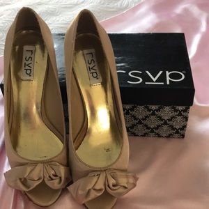 Ladies Kitten Heels - champagne. Sz 9M